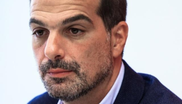 «Είναι επικίνδυνος,δεν έχει κόκκινες γραμμές»–Επίθεση Σακελλαρίδη σε Μητσοτάκη στη σκιά πολιτικής έντασης
