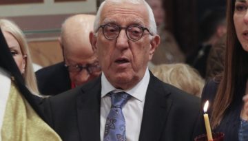 Κακλαμάνης στην υποδοχή Αγίου Φωτός: Τόσο σε ήρεμους όσο και σε χαλεπούς καιρούς, το φως νικάει τα σκοτάδια