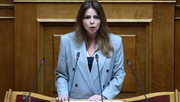 Κατερίνα Παπακώστα: Σας κοιτάζω με καθαρό βλέμμα – έκανα μόνον αυτό που οφείλει να κάνει κάθε βουλευτής