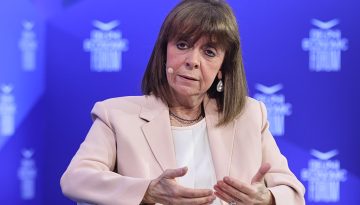 &Kappa;&alpha;&tau;&epsilon;&rho;ί&nu;&alpha; &Sigma;&alpha;&kappa;&epsilon;&lambda;&lambda;&alpha;&rho;&omicron;&pi;&omicron;ύ&lambda;&omicron;&upsilon;: &laquo;Ά&lambda;&lambda;&omicron; &eta; &kappa;&rho;&iota;&tau;&iota;&kappa;ή &sigma;&tau;&eta; &Delta;&iota;&kappa;&alpha;&iota;&omicron;&sigma;ύ&nu;&eta; &kappa;&alpha;&iota; ά&lambda;&lambda;&omicron; &omicron;&iota; &epsilon;&pi;&iota;&theta;έ&sigma;&epsilon;&iota;&sigmaf; &alpha;&pi;ό &chi;&epsilon;ί&lambda;&eta; &pi;&omicron;&upsilon; &delta;&epsilon;&nu; &theta;&alpha; έ&pi;&rho;&epsilon;&pi;&epsilon;&raquo;