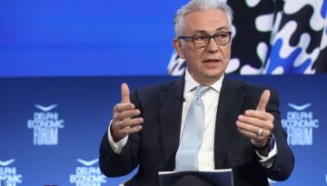 &Kappa;&alpha;&iota; &omicron; &Theta;. &Rho;&omicron;&upsilon;&sigma;ό&pi;&omicron;&upsilon;&lambda;&omicron;&sigmaf; &laquo;&pi;&alpha;ί&zeta;&epsilon;&iota;&raquo; &gamma;&iota;&alpha; &tau;&omicron; &Epsilon;&pi;&iota;&kappa;&rho;&alpha;&tau;&epsilon;ί&alpha;&sigmaf; &tau;&eta;&sigmaf; &Nu;&Delta;