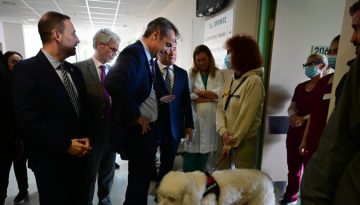 Κυριάκος Μητσοτάκης: Η γνωριμία του πρωθυπουργού με σκύλο θεραπείας στο νοσοκομείο «Μεταξά»