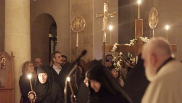 Κυριάκος Μητσοτάκης και Μαρέβα Γκραμπόφσκι στον Επιτάφιο στην Ιερά Μονή Μεταμορφώσεως του Σωτήρος στα Χανιά