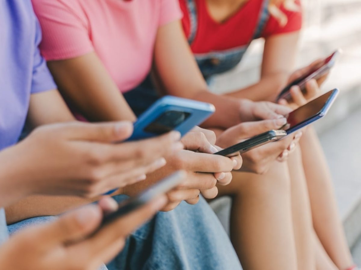 Κομισιόν: Η αντίδραση στην επιστολή Μητσοτάκη για το age ban στα social media