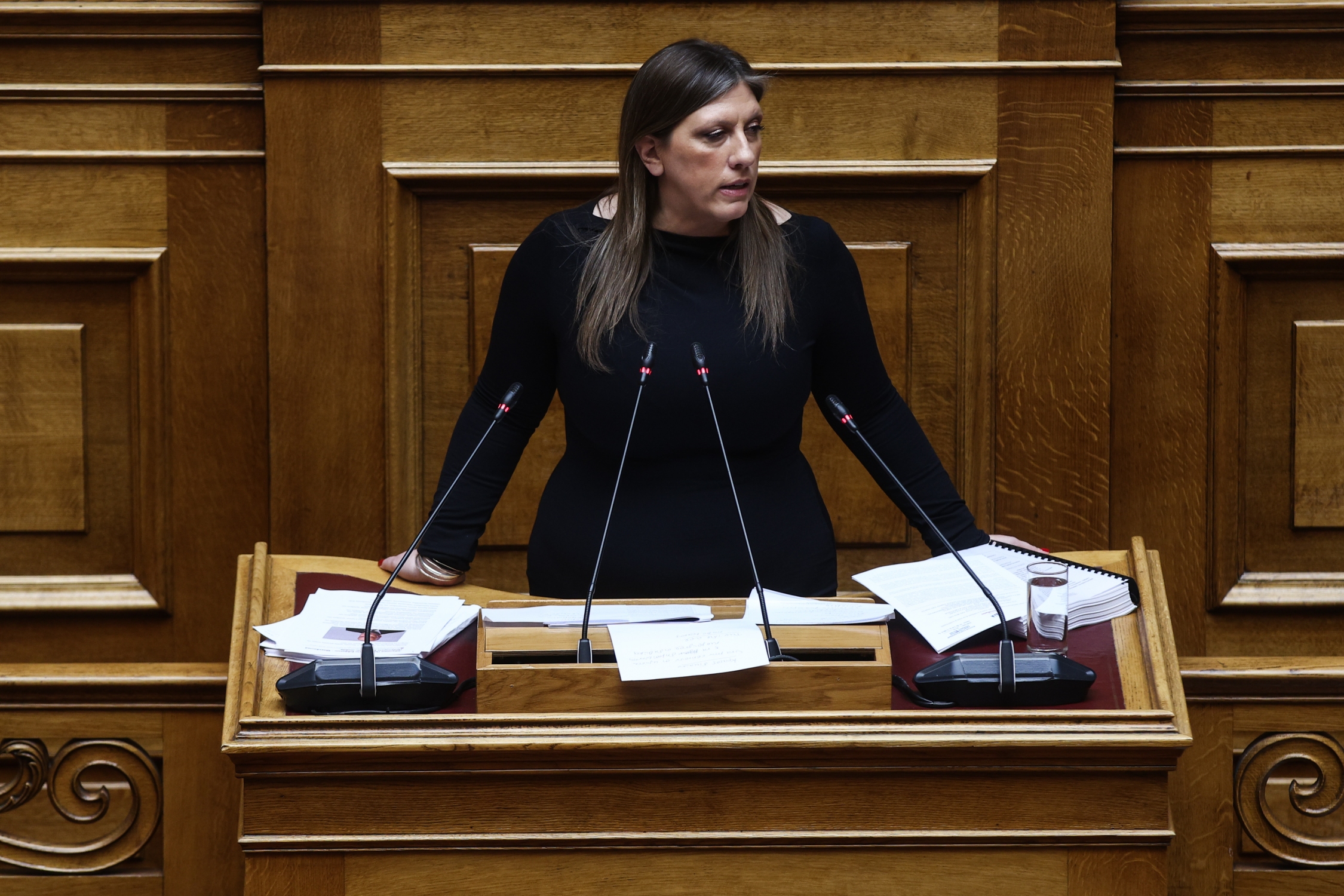 konstantopoulou-o-kosmos-sizitai-oloena