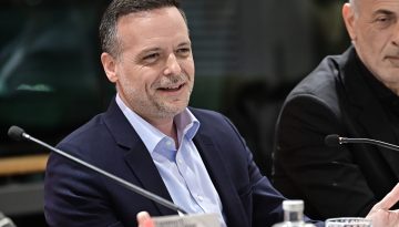 &Kappa;ό&nu;&tau;&rho;&alpha; &Delta;&omicron;ύ&kappa;&alpha; &ndash; &Kappa;&epsilon;&phi;&alpha;&lambda;&omicron;&gamma;&iota;ά&nu;&nu;&eta; &gamma;&iota;&alpha; &Pi;&lambda;ά&kappa;&alpha; &kappa;&alpha;&iota; &tau;&omicron;&upsilon;&rho;&iota;&sigma;&mu;ό: &laquo;Ό&pi;&omicron;&iota;&omicron;&sigmaf; &delta;&epsilon;&nu; &beta;&lambda;έ&pi;&epsilon;&iota; &tau;&omicron; &pi;&rho;ό&beta;&lambda;&eta;&mu;&alpha;, &sigma;&tau;&rho;&omicron;&upsilon;&theta;&omicron;&kappa;&alpha;&mu;&eta;&lambda;ί&zeta;&epsilon;&iota;&raquo;