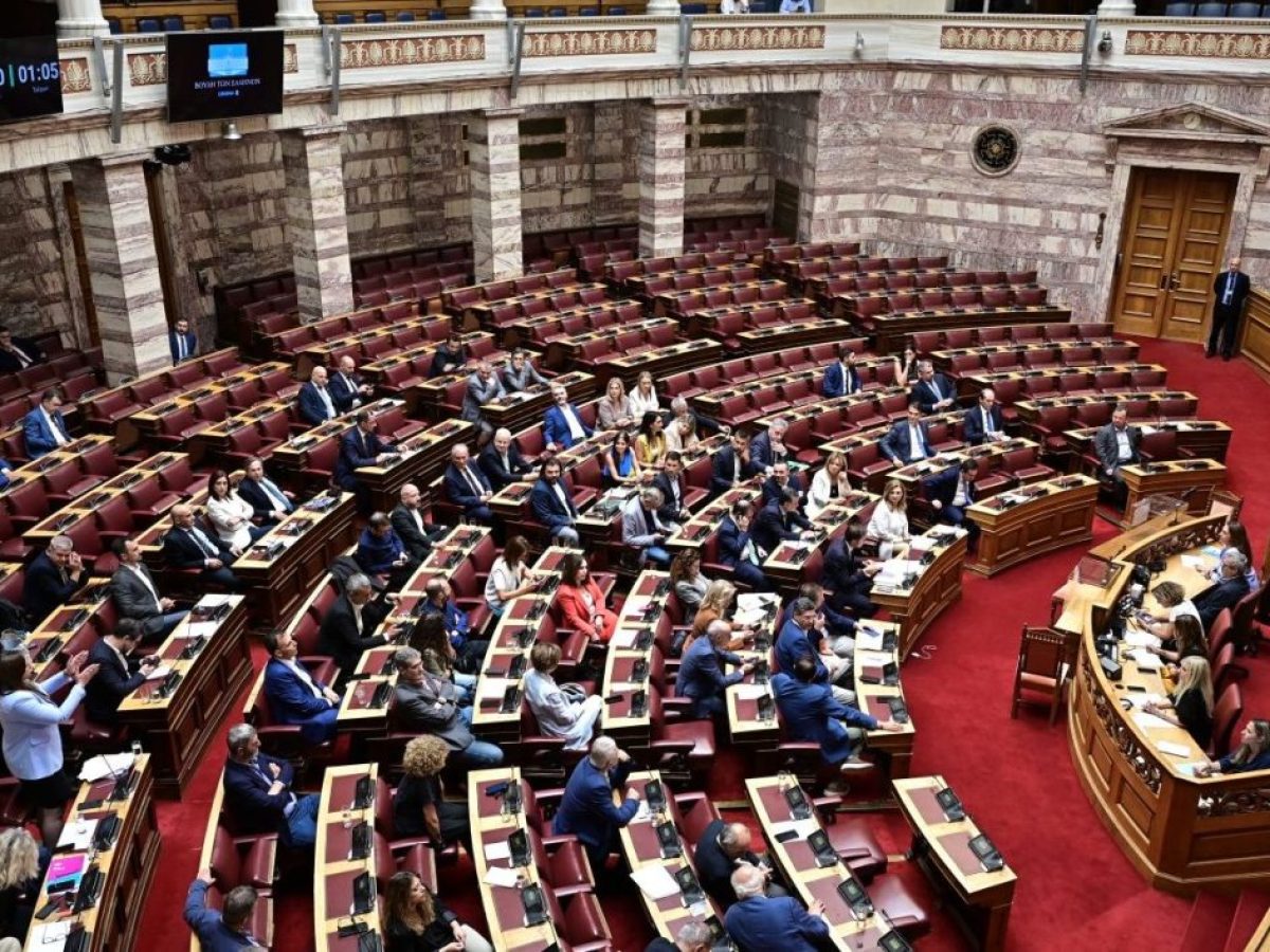 Κόντρα στη Βουλή για την προ ημερησία – Το άρθρο 143, το «όχι» του ΠαΣοΚ και η απάντηση Μαξίμου