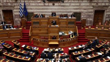 &Kappa;ό&nu;&tau;&rho;&alpha; &Tau;&alpha;&chi;&iota;ά&omicron; &ndash; &Gamma;&iota;ό&gamma;&iota;&alpha;&kappa;&alpha;: &laquo;&Delta;&epsilon;&nu; &theta;&alpha; &pi;έ&sigma;&omicron;&upsilon;&mu;&epsilon; &sigma;&tau;&omicron;&nu; &lambda;&alpha;ϊ&kappa;&iota;&sigma;&mu;ό&raquo; -&laquo;&Omicron;ύ&tau;&epsilon; &epsilon;&rho;&omega;&tau;ή&sigma;&epsilon;&iota;&sigmaf; &nu;&alpha; &mu;&eta;&nu; &kappa;ά&nu;&omicron;&upsilon;&mu;&epsilon;&raquo;