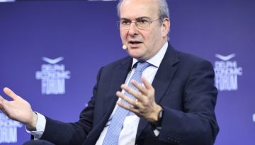 &Kappa;&omega;&sigma;&tau;ή&sigmaf; &Chi;&alpha;&tau;&zeta;&eta;&delta;ά&kappa;&eta;&sigmaf;: &Gamma;&iota;&alpha;&tau;ί &eta; &kappa;&upsilon;&beta;έ&rho;&nu;&eta;&sigma;&eta; &alpha;&pi;&omicron;&rho;&rho;ί&pi;&tau;&epsilon;&iota; &tau;&eta; &mu;&epsilon;ί&omega;&sigma;&eta; &tau;&omicron;&upsilon; &Phi;&Pi;&Alpha;