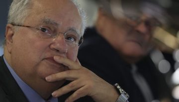 Κοτζιάς εναντίον ΠΑΣΟΚ: «Μύθοι της ΝΔ» για τις Πρέσπες – νέα πολιτική σύγκρουση