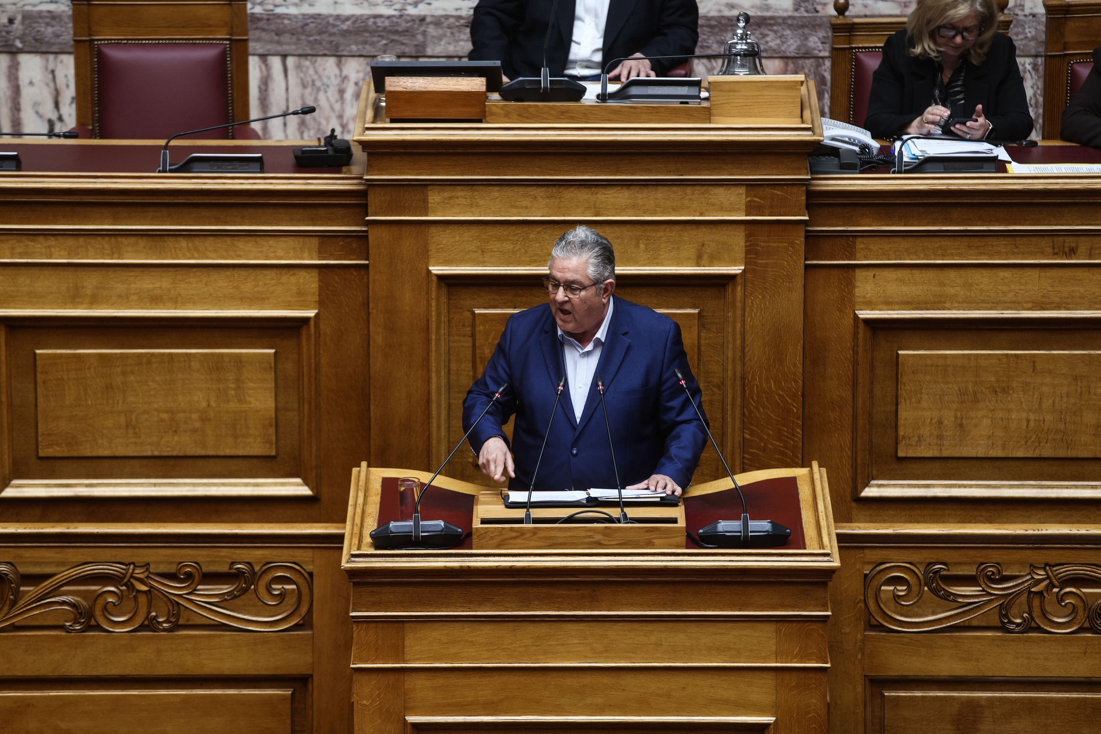 koutsoumpas-chriazete-sigkrousi-me-to