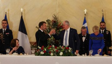 Μακρόν προς Τασούλα στα ελληνικά: «Ελλάς-Γαλλία, συμμαχία» – Το επίσημο δείπνο