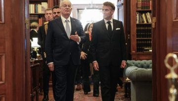 Μακρόν προς Τασούλα στα ελληνικά: «Ελλάς, Γαλλία, συμμαχία»