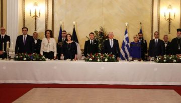Μακρόν προς Τασούλα στα Ελληνικά: «Ελλάς, Γαλλία, συμμαχία» (Photos)