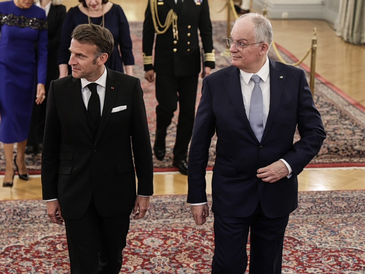 Μακρόν στην Αθήνα: Δώρα με συμβολισμούς, πολιτικά «πηγαδάκια» και ένα δείπνο υψηλής αισθητικής
