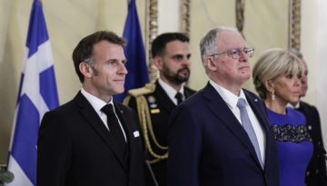 Μακρόν στην Αθήνα: Το «Ελλάς, Γαλλία, συμμαχία» στα ελληνικά, η πρόποση Τασούλα και το δείπνο – «Μην ξεχάσετε ποτέ πως οι