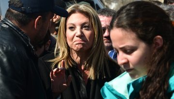 &Mu;&alpha;&rho;ί&alpha; &Kappa;&alpha;&rho;&upsilon;&sigma;&tau;&iota;&alpha;&nu;&omicron;ύ: &Mu;&alpha;&zeta;&iota;&kappa;έ&sigmaf; &alpha;&pi;&omicron;&chi;&omega;&rho;ή&sigma;&epsilon;&iota;&sigmaf; &alpha;&pi;ό &tau;&omicron; &kappa;ό&mu;&mu;&alpha; &tau;&eta;&sigmaf; &ndash; &laquo;A&upsilon;&tau;&alpha;&rho;&chi;&iota;&kappa;έ&sigmaf; &sigma;&upsilon;&mu;&pi;&epsilon;&rho;&iota;&phi;&omicron;&rho;έ&sigmaf;&raquo; &kappa;&alpha;&iota; &laquo;&alpha;&kappa;&rho;&omicron;&delta;&epsilon;&xi;&iota;έ&sigmaf; &pi;&rho;&omicron;&sigma;&epsilon;&gamma;&gamma;ί&sigma;&epsilon;&iota;&sigmaf;&raquo;