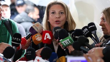 &Mu;&alpha;&rho;ί&alpha; &Kappa;&alpha;&rho;&upsilon;&sigma;&tau;&iota;&alpha;&nu;&omicron;ύ: &Tau;&omicron; &kappa;ά&lambda;&epsilon;&sigma;&mu;&alpha; &tau;&omicron;&upsilon; &nu;έ&omicron;&upsilon; &kappa;ό&mu;&mu;&alpha;&tau;&omicron;&sigmaf; &sigma;&tau;&omicron;&upsilon;&sigmaf; Έ&lambda;&lambda;&eta;&nu;&epsilon;&sigmaf; &tau;&omicron;&upsilon; &epsilon;&xi;&omega;&tau;&epsilon;&rho;&iota;&kappa;&omicron;ύ