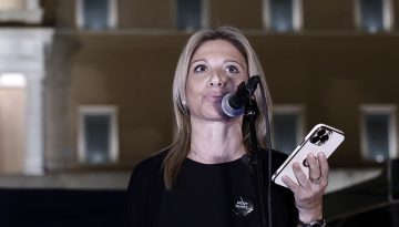 &Mu;&alpha;&rho;ί&alpha; &Kappa;&alpha;&rho;&upsilon;&sigma;&tau;&iota;&alpha;&nu;&omicron;ύ: &Tau;&omicron; &sigma;&pi;&omicron;&tau; &tau;&omicron;&upsilon; &nu;έ&omicron;&upsilon; &kappa;ό&mu;&mu;&alpha;&tau;&omicron;&sigmaf; &mu;&epsilon; &tau;&omicron; &sigma;ύ&nu;&theta;&eta;&mu;&alpha; &ndash; &laquo;&Xi;&epsilon;&kappa;&iota;&nu;ά&mu;&epsilon; &gamma;&iota;&alpha; &tau;&eta;&nu; &epsilon;&lambda;&pi;ί&delta;&alpha;&raquo;