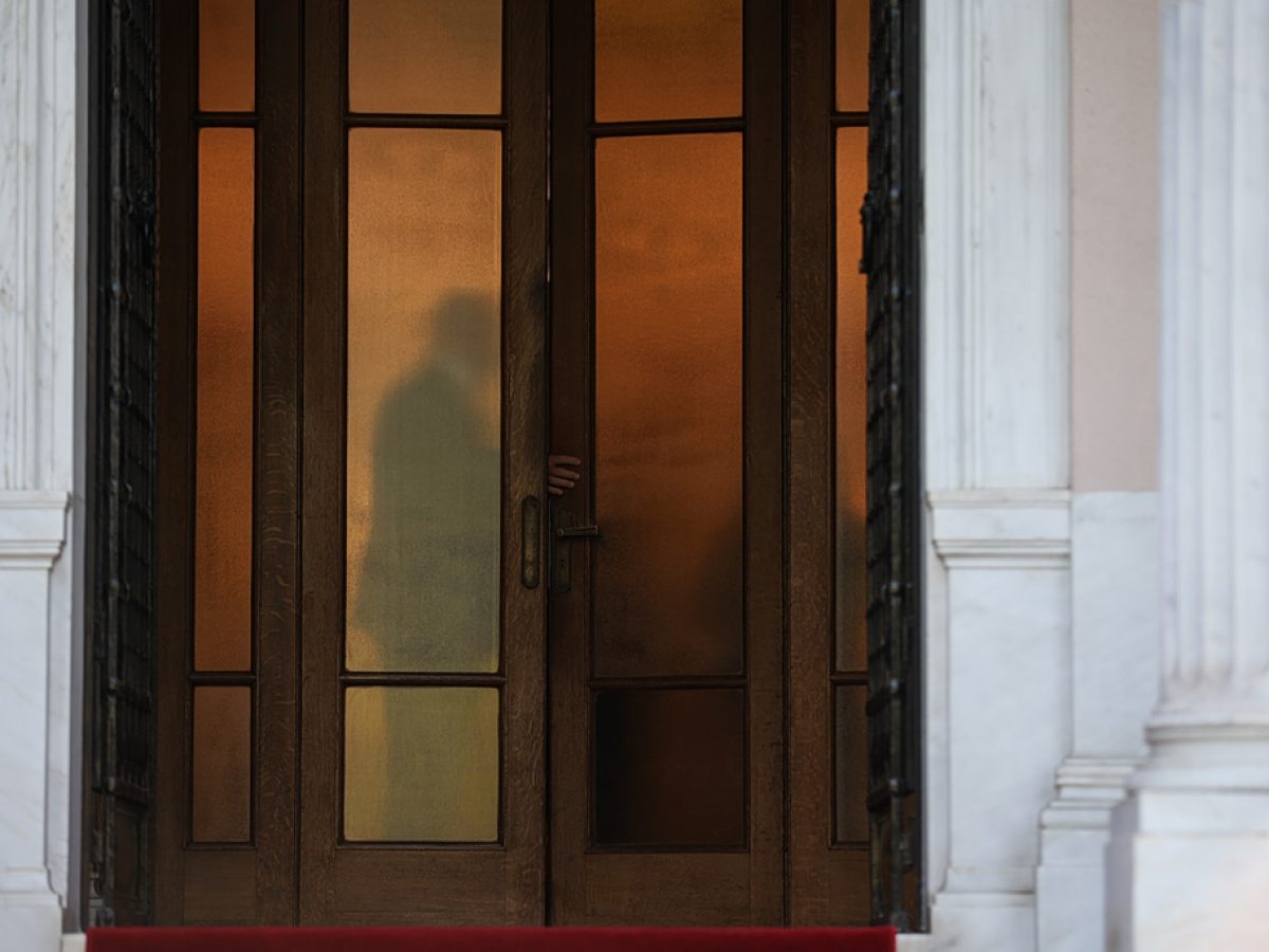 Μαξίμου για υποκλοπές: Αμύνεται αντεπιτιθέμενο, σιωπή στο αίτημα για νέα Εξεταστική Επιτροπή