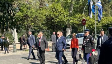&Mu;&epsilon; &sigma;&eta;&mu;&alpha;ί&epsilon;&sigmaf;&hellip; &Epsilon;&sigma;&theta;&omicron;&nu;ί&alpha;&sigmaf; &eta; &upsilon;&pi;&omicron;&delta;&omicron;&chi;ή &sigma;&tau;&omicron;&nu; &Pi;&rho;ί&gamma;&kappa;&iota;&pi;&alpha; &Alpha;&lambda;&beta;έ&rho;&tau;&omicron;