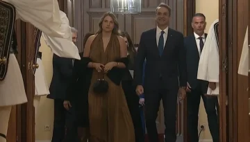&Mu;&epsilon; &tau;&eta;&nu; &kappa;ό&rho;&eta; &tau;&omicron;&upsilon; &sigma;&tau;&omicron; &Pi;&rho;&omicron;&epsilon;&delta;&rho;&iota;&kappa;ό &Mu;έ&gamma;&alpha;&rho;&omicron; &omicron; &Kappa;&upsilon;&rho;&iota;ά&kappa;&omicron;&sigmaf; &Mu;&eta;&tau;&sigma;&omicron;&tau;ά&kappa;&eta;&sigmaf; (&epsilon;&iota;&kappa;ό&nu;&epsilon;&sigmaf;)