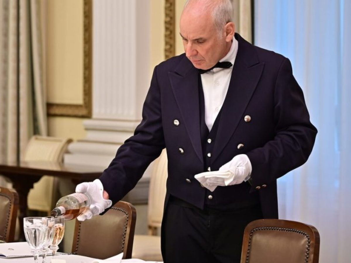 Μενού με άρωμα… θάλασσας προς τιμήν του Μακρόν: Φιλέτο καραβίδας, Αιγαιοπελαγίτικο φαγκρί και γαλατόπιτα