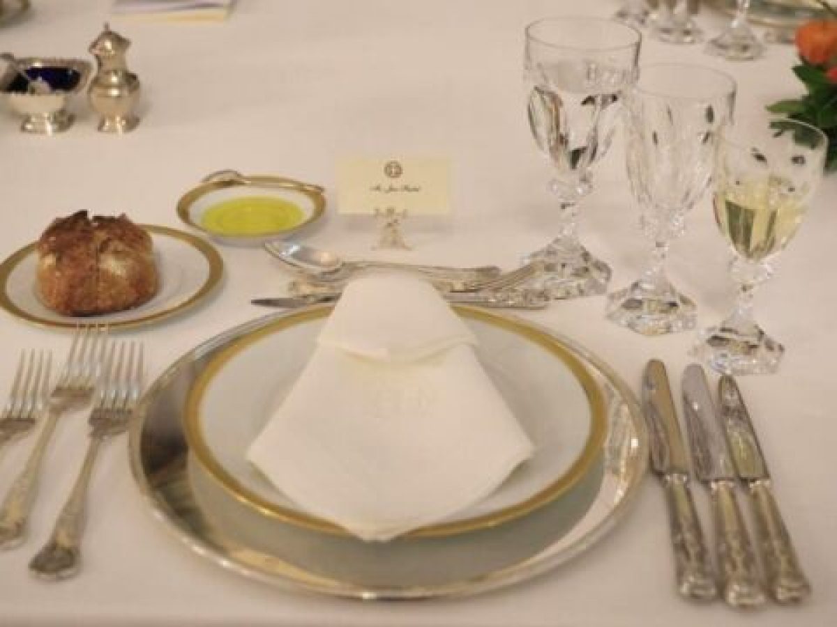 Μενού με ελληνική υπογραφή για το ζεύγος Μακρόν στο Προεδρικό Μέγαρο – Το έχει επιμεληθεί ο Βασίλης Μπέκας