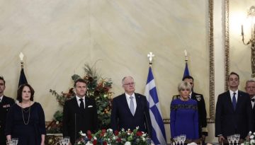 «Μέσα» στο προεδρικό μέγαρο στο επίσημο δείπνο προς τιμήν του Εμανουέλ Μακρόν