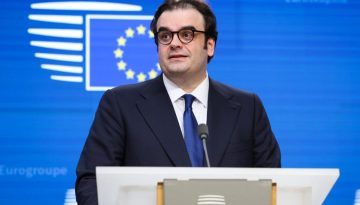 &Mu;&epsilon;&tau;&alpha;&xi;ύ &Mu;&alpha;&kappa;&rho;ό&nu; &kappa;&alpha;&iota;&hellip; &Tau;&rho;ό&tau;&sigma;&kappa;&iota; &omicron; &laquo;&Pi;&iota;&epsilon;&rho;&raquo;