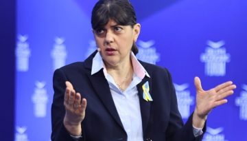 &Mu;&iota;&alpha; &omicron;&rho;&gamma;&iota;&sigma;&mu;έ&nu;&eta; &alpha;&pi;ά&nu;&tau;&eta;&sigma;&eta; &sigma;&tau;&eta; &Lambda;ά&omicron;&upsilon;&rho;&alpha; &Kappa;&omicron;&beta;έ&sigma;&iota; &kappa;&alpha;&iota; ό&sigma;&alpha; &epsilon;ί&pi;&epsilon; &sigma;&tau;&omicron;&upsilon;&sigmaf; &Delta;&epsilon;&lambda;&phi;&omicron;ύ&sigmaf;: &Eta; ά&lambda;&lambda;&eta; ά&pi;&omicron;&psi;&eta;