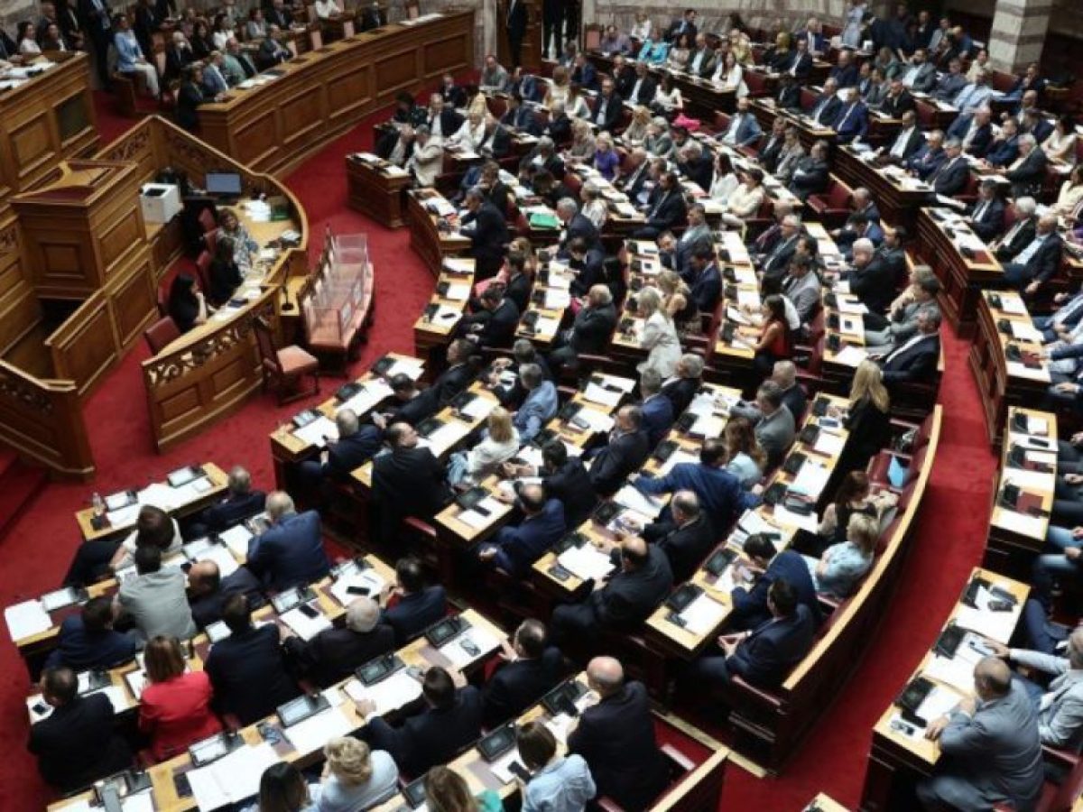 Μείωση των βουλευτών: Πώς μπορεί να γίνει με έναν απλό νόμο