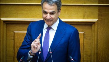 &Mu;&eta;&tau;&sigma;&omicron;&tau;ά&kappa;&eta;&sigmaf;: &laquo;&Phi;&upsilon;&gamma;ή &pi;&rho;&omicron;&sigmaf; &tau;&alpha; &epsilon;&mu;&pi;&rho;ό&sigmaf;&raquo; &mu;&epsilon;&hellip; &pi;&alpha;&rho;ά&phi;&rho;&alpha;&sigma;&eta; &tau;&omicron;&upsilon; &omicron;&nu;ό&mu;&alpha;&tau;&omicron;&sigmaf; &tau;&omicron;&upsilon; &Nu;&tau;ί&lambda;&iota;&alpha;&nu;