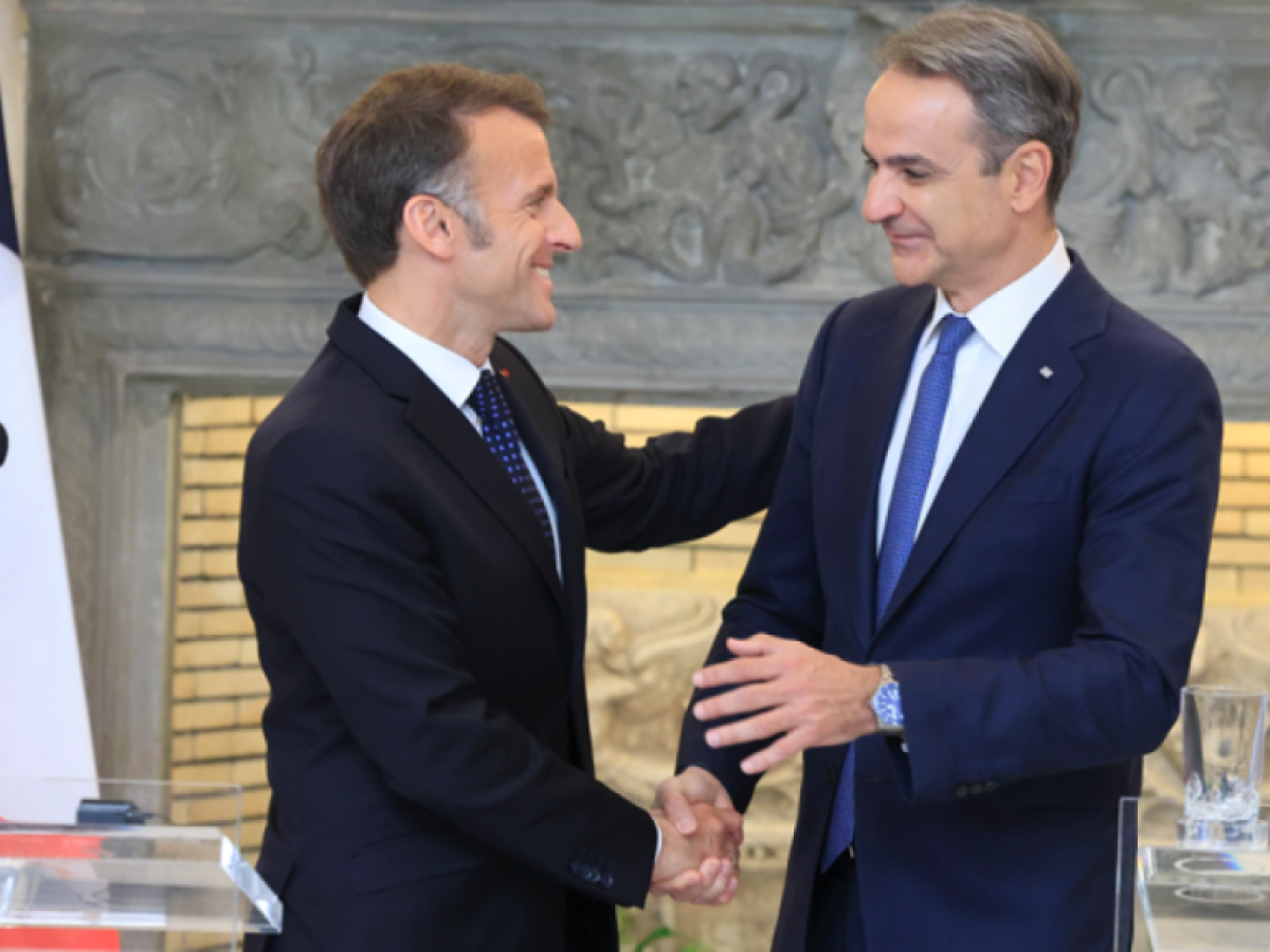 Μητσοτάκης: Η αλληλεγγύη θεμελιώνεται με πράξεις, όχι με λόγια – Οι 9 συμφωνίες που υπέγραψαν Ελλάδα και Γαλλία – Live οι