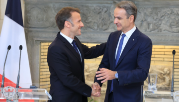 Μητσοτάκης: Η αλληλεγγύη θεμελιώνεται με πράξεις, όχι με λόγια – Οι 9 συμφωνίες που υπέγραψαν Ελλάδα και Γαλλία – Live οι