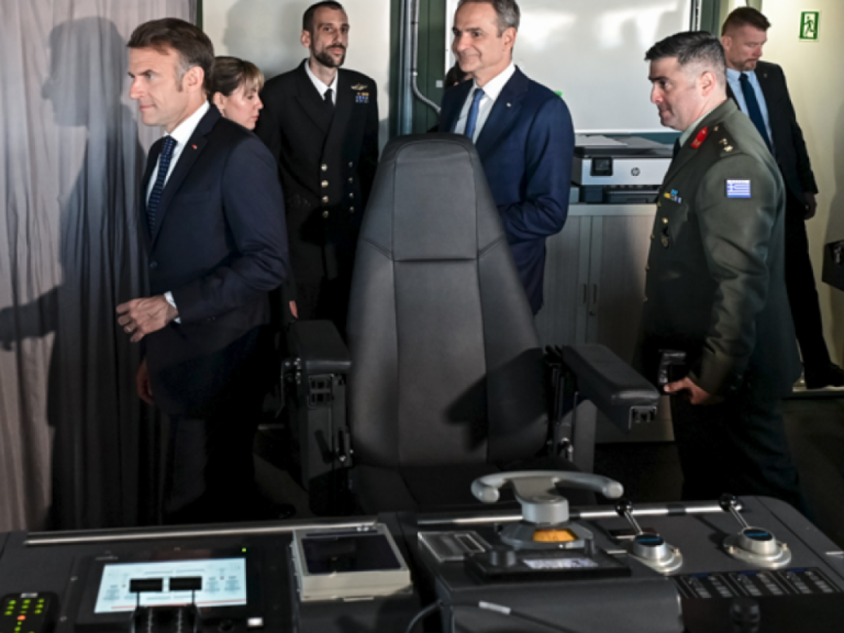 Μητσοτάκης και Μακρόν στο ΚΕΠΙΧ της φρεγάτας «Κίμων» – Δείτε βίντεο