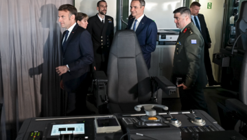 Μητσοτάκης και Μακρόν στο ΚΕΠΙΧ της φρεγάτας «Κίμων» – Δείτε βίντεο