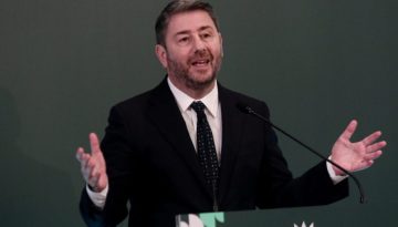 &Nu;. &Alpha;&nu;&delta;&rho;&omicron;&upsilon;&lambda;ά&kappa;&eta;&sigmaf;: &laquo;&Theta;&alpha; &gamma;&upsilon;&rho;ί&sigma;&omicron;&upsilon;&mu;&epsilon; &sigma;&epsilon;&lambda;ί&delta;&alpha; &kappa;&alpha;&iota; &theta;&alpha; &gamma;ί&nu;&omicron;&upsilon;&mu;&epsilon; &xi;&alpha;&nu;ά &iota;&sigma;&chi;&upsilon;&rho;ή &Epsilon;&lambda;&lambda;ά&delta;&alpha;&raquo; &ndash; &Tau;&omicron;&nu; &Gamma;. &Beta;&alpha;&rho;&delta;&alpha;&kappa;&alpha;&sigma;&tau;ά&nu;&eta; &pi;&rho;&omicron;&tau;&epsilon;ί&nu;&epsilon;&iota; &gamma;&iota;&alpha; &Gamma;&rho;&alpha;&mu;&mu;&alpha;&tau;έ&alpha; &tau;&omicron;&upsilon;