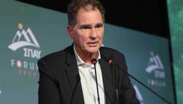 Ν. Παπανδρέου: Τα κινητά στο σχολείο είναι ο «ελέφαντας στο δωμάτιο»