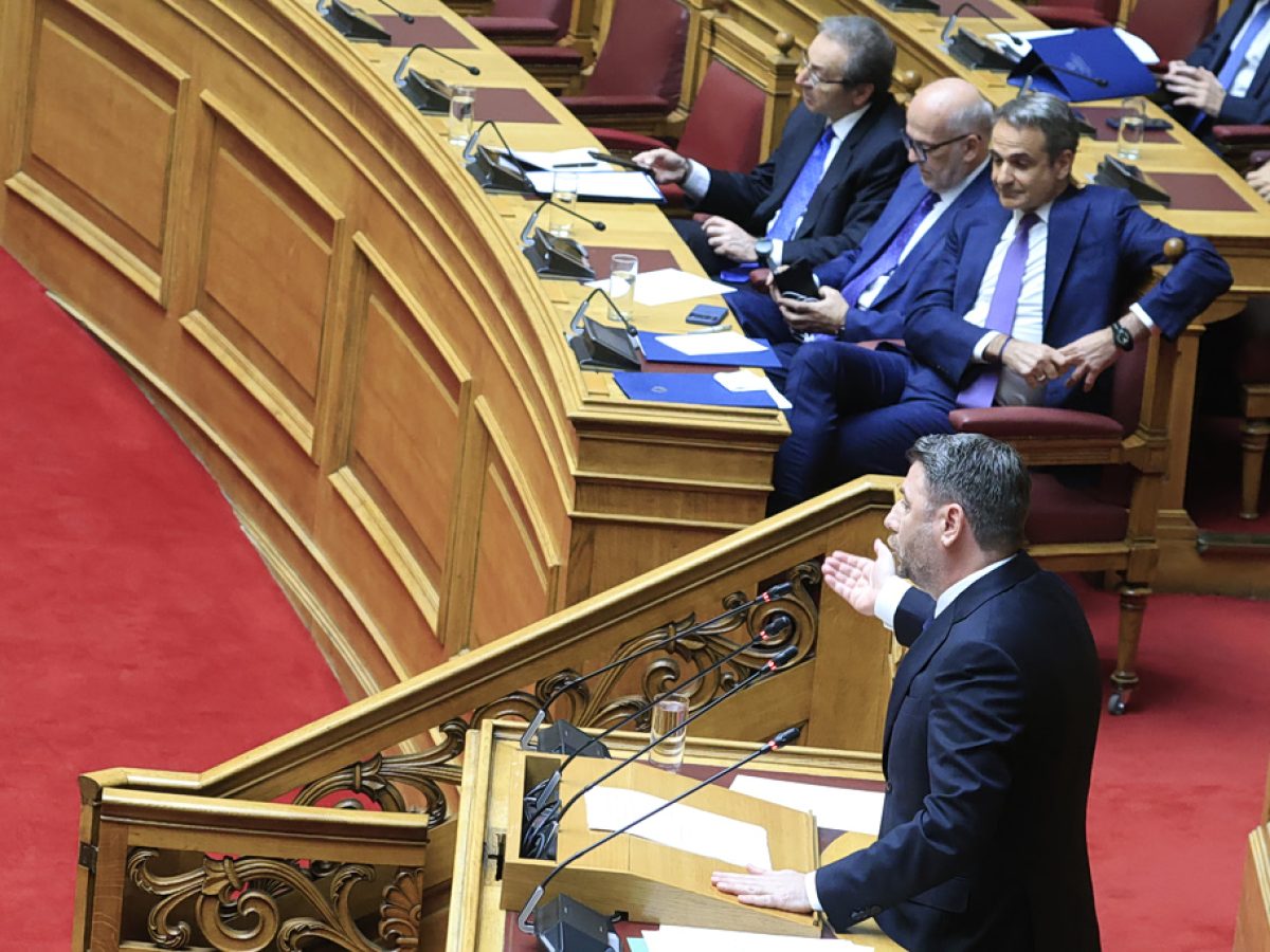 ΝΔ vs ΠαΣοΚ: Δικομματικές αντιπαραθέσεις από τα… παλαιά – Πυρά για TikTok, πτυχία και selfies