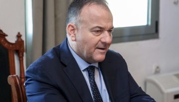 &Nu;έ&alpha; &laquo;&beta;&omicron;&lambda;ή&raquo; &kappa;&alpha;&tau;ά &Sigma;&kappa;έ&rho;&tau;&sigma;&omicron;&upsilon; &ndash; &Gamma;. &Pi;&alpha;&pi;&pi;ά&sigmaf;: &laquo;&Delta;&epsilon;&nu; &mu;&pi;&omicron;&rho;&epsilon;ί &nu;&alpha; &alpha;&pi;&omicron;&phi;&alpha;&sigma;ί&zeta;&epsilon;&iota; &gamma;&iota;&alpha; &mu;&alpha;&sigmaf; &chi;&omega;&rho;ί&sigmaf; &nu;&alpha; &mu;&alpha;&sigmaf; &alpha;&kappa;&omicron;ύ&epsilon;&iota;&raquo;