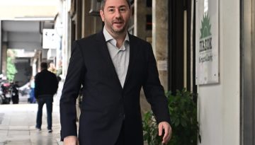 &Nu;ί&kappa;&omicron;&sigmaf; &Alpha;&nu;&delta;&rho;&omicron;&upsilon;&lambda;ά&kappa;&eta;&sigmaf;: &laquo;&Alpha;&pi;ό&psi;&epsilon; &eta; &Kappa;&rho;ή&tau;&eta; &mu;&alpha;&sigmaf; &gamma;&iota;&omicron;&rho;&tau;ά&zeta;&epsilon;&iota;&raquo;