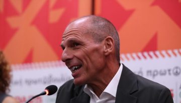 Ο Γιάνης Βαρουφάκης στη Μόσχα χορεύει techno κομμάτι με το όνομά του