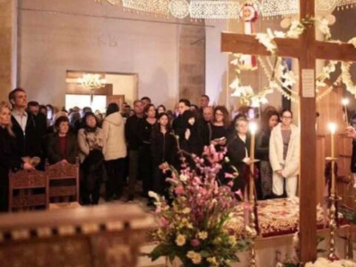 Ο Κυριάκος Μητσοτάκης και η σύζυγός του στην Ακολουθία και την περιφορά του Επιταφίου στον Βαρύπετρο Χανίων