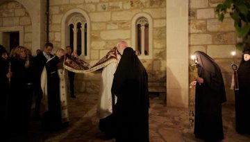 Ο Κυριάκος Μητσοτάκης και η Μαρέβα Γκραμπόφσκι στoν Επιτάφιο στα Χανιά (Photos)