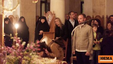Ο Κυριάκος Μητσοτάκης και η σύζυγός του Μαρέβα στην Ακολουθία και την περιφορά του Επιταφίου στα Χανιά, δείτε φωτογραφίες
