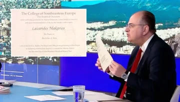 Ο Λαζαρίδης έδειξε on air το πτυχίο του: «Το 2007 μπορούσες να εργαστείς ως μετακλητός υπάλληλος ακόμα και με αυτή τη βεβ