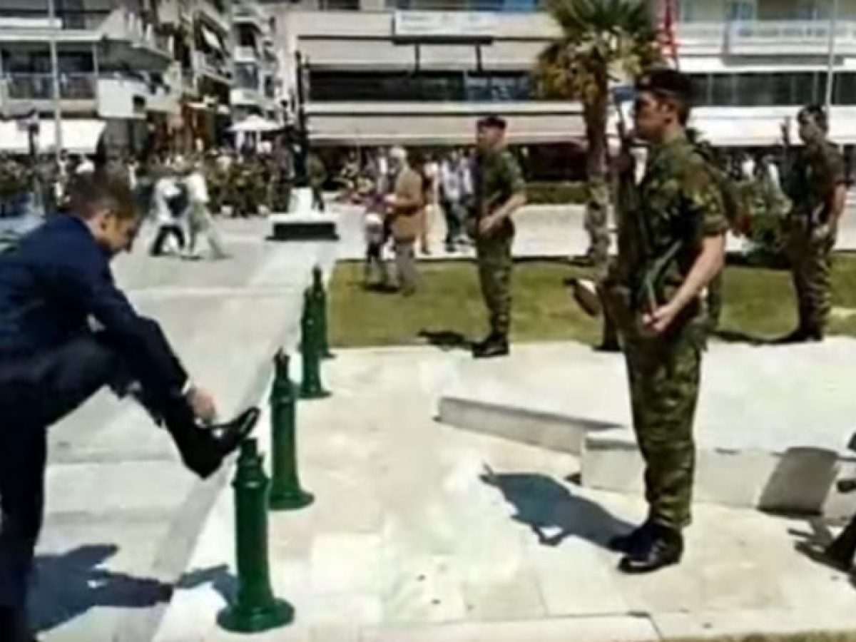 Ο λόγος που ο Μητσοτάκης επιλέγει τα παντοφλε υποδήματα