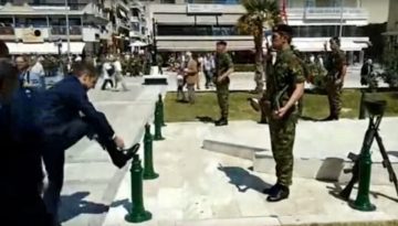 Ο λόγος που ο Μητσοτάκης επιλέγει τα παντοφλε υποδήματα
