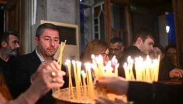 Ο Νίκος Ανδρουλάκης στην Περιφορά του Επιταφίου στην Πλάκα (Photos)